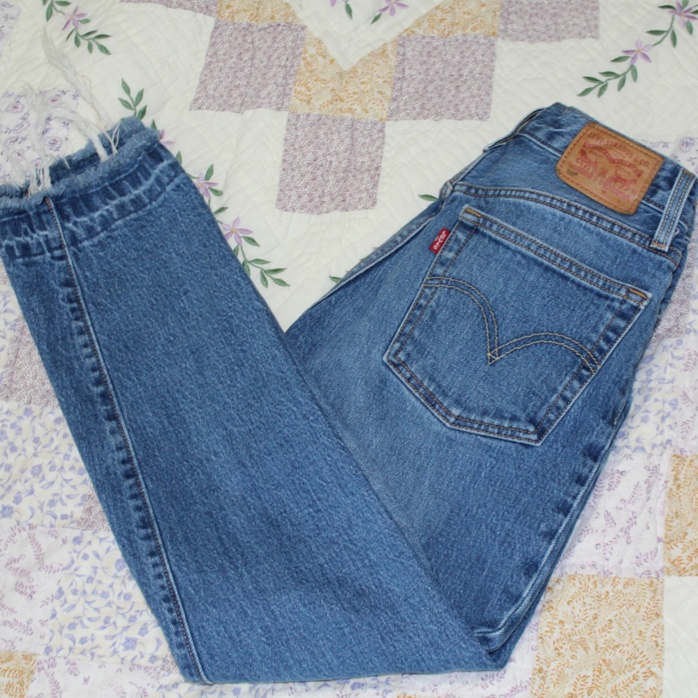 MID RISE LEVI JEANS 🦋